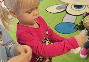 Niedźwiadki- ubieranie choinki!