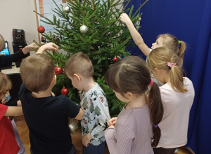 Ubieranie choinki przez grupę Wiewiórki!