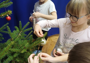 Ubieranie choinki przez grupę Wiewiórki!