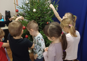 Ubieranie choinki przez grupę Wiewiórki!
