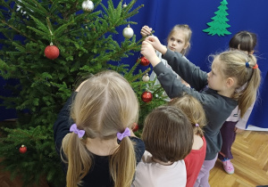 Ubieranie choinki przez grupę Wiewiórki!