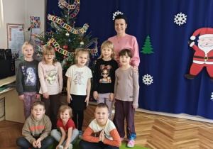 Ubieranie choinki przez grupę Wiewiórki!