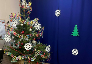 Ubieranie choinki przez grupę Wiewiórki!