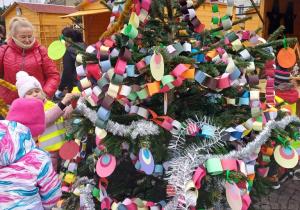 Wiewiórki ubrały jedną z choinek na starym Rynku w Łowiczu!