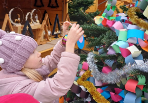 Wiewiórki ubrały jedną z choinek na starym Rynku w Łowiczu!