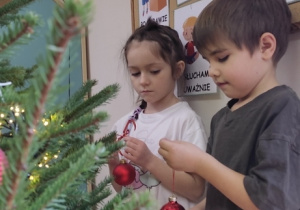 Jeżyki ubierają choinkę!