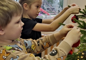 Jeżyki ubierają choinkę!