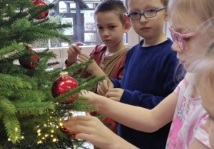 Jeżyki ubierają choinkę!
