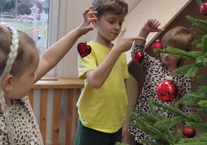 Jeżyki ubierają choinkę!