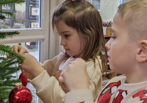 Jeżyki ubierają choinkę!