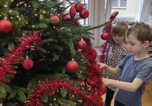 Jeżyki ubierają choinkę!