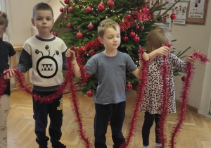 Jeżyki ubierają choinkę!