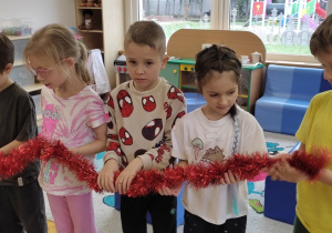 Jeżyki ubierają choinkę!