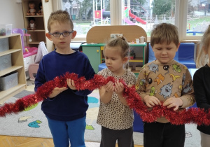 Jeżyki ubierają choinkę!