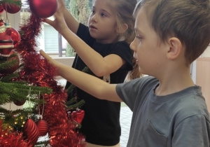 Jeżyki ubierają choinkę!