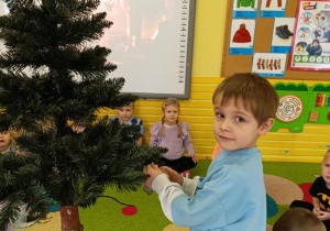 Mróweczki ubierają choinkę!