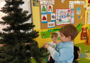 Mróweczki ubierają choinkę!