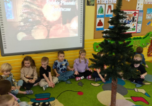 Mróweczki ubierają choinkę!