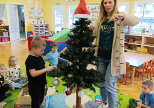 Mróweczki ubierają choinkę!