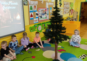 Mróweczki ubierają choinkę!