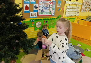 Mróweczki ubierają choinkę!