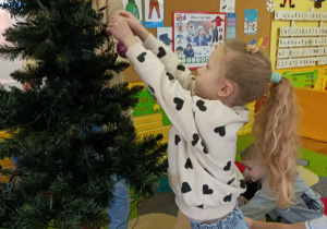 Mróweczki ubierają choinkę!