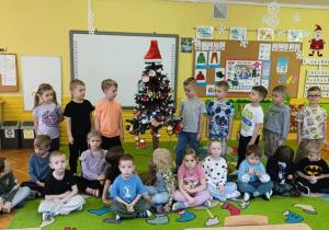 Mróweczki ubierają choinkę!