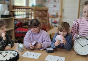 Zabawy z czasem w Jeżykach!