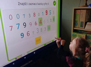 „Myślę o szkole, bawiąc się monitorem"