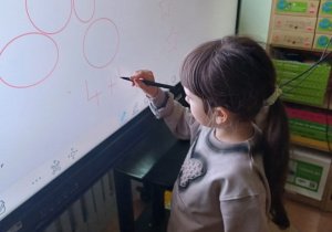 „Myślę o szkole, bawiąc się monitorem"