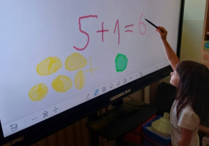 „Myślę o szkole, bawiąc się monitorem"