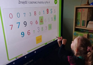 „Myślę o szkole, bawiąc się monitorem"