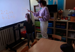 „Myślę o szkole, bawiąc się monitorem"