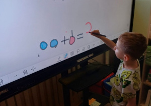 „Myślę o szkole, bawiąc się monitorem"