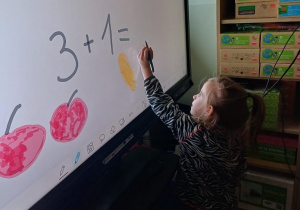 „Myślę o szkole, bawiąc się monitorem"