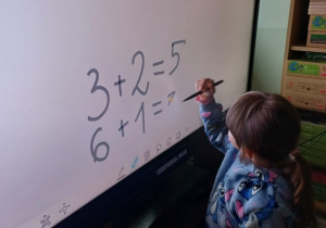 „Myślę o szkole, bawiąc się monitorem"