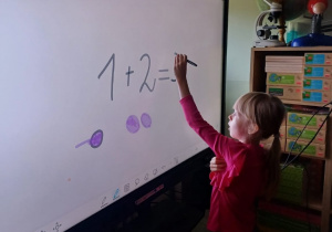 „Myślę o szkole, bawiąc się monitorem"