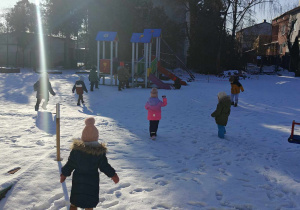 Zimowe zabawy na śniegu Ślimaczków!