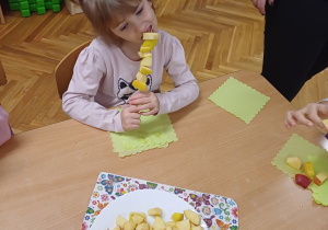 Wiewiórki- program ZDROWO ROŚNIEMY- jabłko!