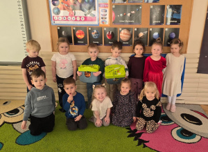 Tata Henia z Niedźwiadków podarował kolejkę dla dzieci!