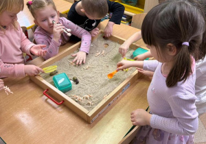 Dzień Dinozaura w grupie „Sówki" – Mały Eksperymentator!