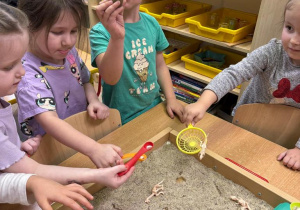 Dzień Dinozaura w grupie „Sówki" – Mały Eksperymentator!