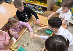 Dzień Dinozaura w grupie „Sówki" – Mały Eksperymentator!