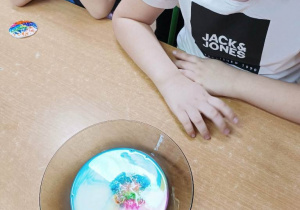 Wiewiórki- Mały eksperymentator- eksperymenty z mlekiem!