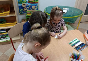 Wiewiórki- Mały eksperymentator- eksperymenty z mlekiem!