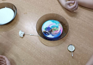 Wiewiórki- Mały eksperymentator- eksperymenty z mlekiem!