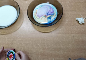 Wiewiórki- Mały eksperymentator- eksperymenty z mlekiem!