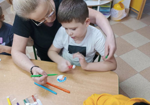 Wiewiórki- Mały eksperymentator- eksperymenty z mlekiem!