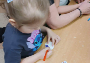 Wiewiórki- Mały eksperymentator- eksperymenty z mlekiem!