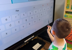 „Myślę o szkole, bawiąc się monitorem" – rozwijamy kompetencje cyfrowe!